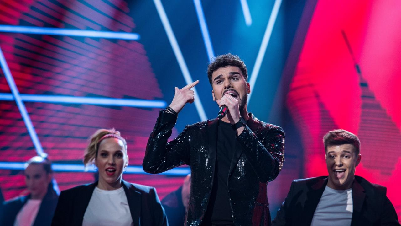Andelic Jonathan (k) az Áldom című dalt adja elő A Dal 2021 televíziós show-műsor döntőjében (Fotó: MTI/Cseke Csilla)