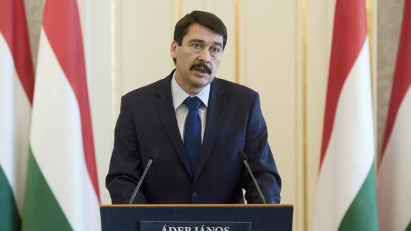 Budapest, 2015. január 5.Áder János köztársasági elnök sajtónyilatkozatot tesz a Sándor-palota Tükörtermében 2015. január 5-én. Az államfõ bejelentette: új szervezeti egységgel, a Környezeti Fenntarthatóság Igazgatóságával bõvült a Köztársasági Elnöki H