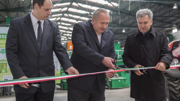 Békéscsaba, 2015. november 9.
Reiser Bálint, a kivitelezõ Közgép Zrt. projektfelelõse (b), Dávid Zoltán, a regionális önkormányzati társulás (DAREH) elnöke (k) és Nagy Ferenc alpolgármester átvágja a nemzetiszínû szalagot a szilárdhulladék gazdálkodási r
