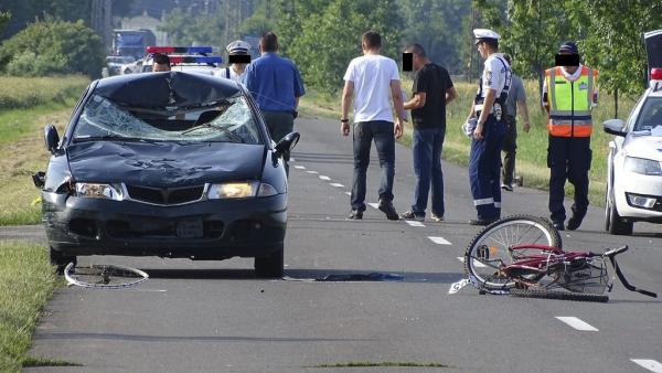 Mezõhegyes, 2016. június 11.
Helyszínelés 2016. június 11-én Mezõhegyes külterületén, ahol két, Tótkomlós felé tartó kerékpárost gázolt el egy velük azonos irányba közlekedõ személygépkocsi. A balesetben a 45 éves anya a helyszínen életét vesztette, míg 