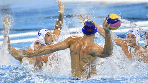 Rio de Janeiro, 2016. augusztus 16.
Aleksandar Ivovic a labdával a riói nyári olimpia férfi vízilabdatornája negyeddöntõjében játszott Magyarország - Montenegró mérkõzésen a Rio de Janeiró-i Maria Lenk Uszodában 2016. augusztus 16-án.  Mellette Hosnyánsz