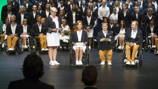 Budapest, 2016. augusztus 28.
Schiller-Kertész Judit, a paraatlétika-válogatott szövetségi kapitánya, Varga Katalin kajakozó, Tunkel Nándor erõemelõ és Szekeres Pál, a versenyigazgatóság elnöke (b-j) elõmondja az eskü szövegét a szeptember 7. és 18. közö