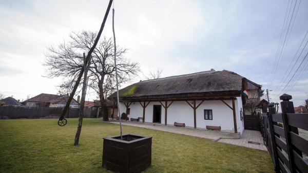 Nagyszalonta, 2017. március 3.
Tájház a partiumi Nagyszalontán Arany János születésének 200. évfordulóján, 2017. március 2-án. Az épület a költõ szülõházának rekonstrukciója.
MTI Fotó: Czeglédi Zsolt