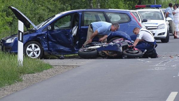 Orosháza, 2016. május 27.
Összetört gépjármûvek Orosháza és Kaszaper közötti úton, ahol egy motoros összeütközött egy személyautóval 2016. május 27-én. A motorkerékpár vezetõje a helyszínen életét vesztette.
MTI Fotó: Donka Ferenc