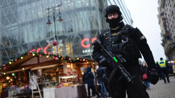 Budapest, 2016. december 20.
A Terrorelhárítási Központ (TEK) egyik munkatársa Budapesten, a Vörösmarty téren 2016. december 20-án. A december 19-i berlini merénylet után megerõsítik a rendõri biztosítást azokon a magyarországi helyeken, ahol nagy tömeg 