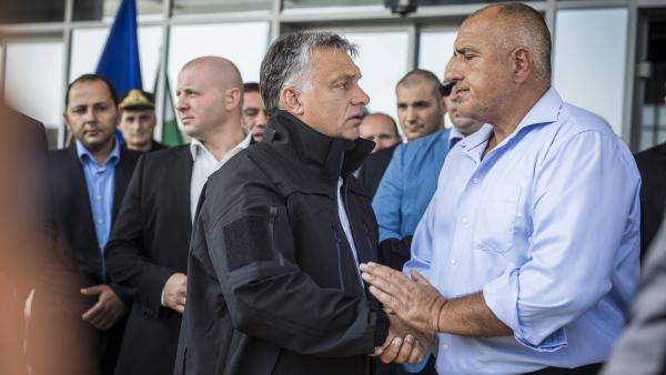 Burgasz, 2016. szeptember 14.
A Miniszterelnöki Sajtóiroda által közzétett képen a hivatalos látogatáson Bulgáriában tartózkodó Orbán Viktor miniszterelnök (k) a bolgár-török határnál tartott határszemle után kezet fog Bojko Boriszov bolgár kormányfõvel 