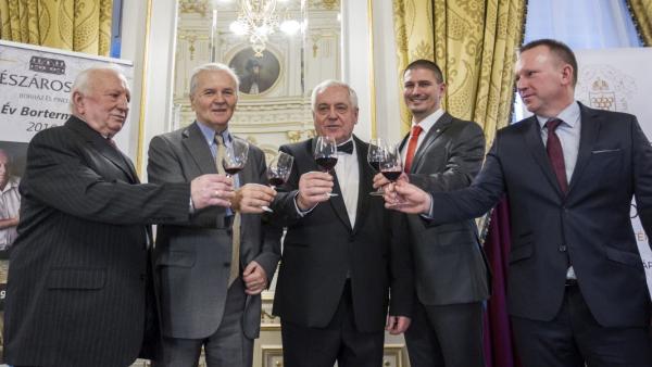 Budapest, 2017. február 5.
Mészáros Pál szekszárdi borász, az év bortermelõje (k) a díj átadása alkalmából rendezett gálán, a Magyar Bor Akadémia rendezvényén a Corinthia Hotel Budapest szállodában 2017. február 5-én. Mellette a díjra jelöltek: Szõke Mát