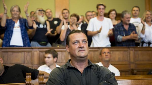 Budapest, 2016. augusztus 30.
Budaházy György az ellene és tizenhat társa ellen terrorcselekmény bûntette miatt indult per tárgyalásán a Fõvárosi Törvényszék tárgyalótermében 2016. augusztus 30-án. A bíróság elsõfokú ítéletében tizenhárom év fegyházbüntet