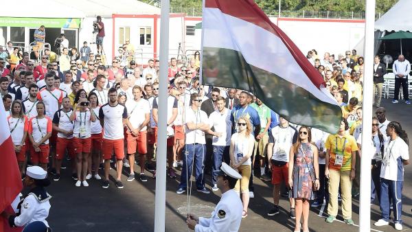 Rio de Janeiro, 2016. augusztus 4.
Felvonják a nemzetiszínû lobogót a magyar csapat hivatalos fogadóünnepségén a Rio de Janeiró-i olimpiai faluban 2016. augusztus 4-én, egy nappal a riói nyári olimpia kezdete elõtt.
MTI Fotó: Kovács Tamás