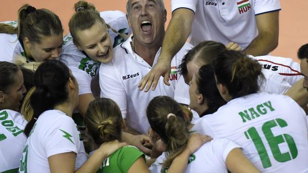 Érd, 2016. október 9.
A magyar csapat ünnepel, miután a nõi röplabda Európa-bajnoki pótselejtezõ harmadik körének visszavágó mérkõzésén legyõzte Románia válogatottját az Érd Arénában 2016. október 9-én. Középen Jan José De Brandt szövetségi kapitány.
MTI 