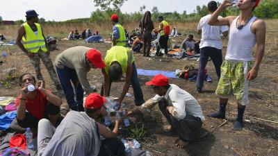 Horgos, 2016. július 25.
Éhségsztrájkot folytató migránsok a szerb-magyar határ közelében Horgosnál 2016. július 25-én. Az elõzõ napon a helyszínre 130 migráns érkezett gyalog Belgrádból, akik a tranzitzóna közelében éhségsztrájkot folytatva várják, hogy