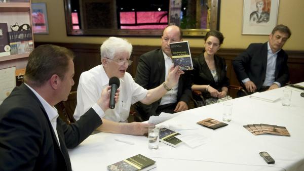 Budapest, 2016. június 1.
Wacha Imre nyelvészprofesszor (b2) beszél a Századvég Kiadó és a Magyar Tudományos Akadémia Médiabefolyásolás - Az új kislexikon címû könyvének bemutatóján a budapesti Centrál Kávéházban 2016. június 1-jén. Mellette a könyv szer