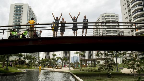 Rio de Janeiró, 2016. szeptember 7.
Biacsi Bernadett, Csontos Piroska, Biacsi Ilona és Keresztesi Erika (b-j) atléták a Rio de Janeiró-i olimpiai faluban  egy nappal a paralimpiai játékok kezdete elõtt, 2016. szeptember 6-án.
MTI Fotó: Koszticsák Szilár