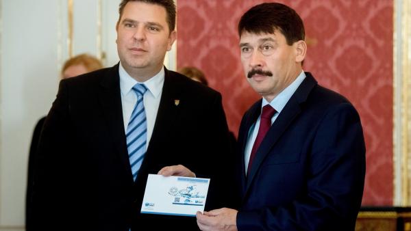 Budapest, 2016. november 21.
Áder János köztársasági elnök a budapesti Víz világtalálkozó 2016 alkalmából az általa forgalomba bocsájtott egyedi bélyeget mutatja, mellette Illés Zoltán, a Magyar Posta Zrt. elnök-vezérigazgatója Budapesten, a Sándor-palot