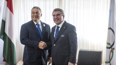 Rio de Janeiro, 2016. augusztus 19.
A Miniszterelnöki Sajtóiroda által közreadott képen Orbán Viktor miniszterelnök (b) kezet fog Thomas Bachhal, a Nemzetközi Olimpiai Bizottság (NOB) elnökével tárgyalásukon Rio de Janeiróban 2016. augusztus 19-én.
MTI 