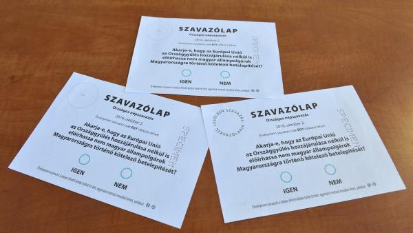 Budapest, 2016. augusztus 3.
A kvótareferendum szavazólapjainak mintái a Nemzeti Választási Iroda fõvárosi székházában 2016. augusztus 3-án. A Nemzeti Választási Bizottság (NVB) ezen a napon jóváhagyta az októberi népszavazás szavazólapjainak mintáit, az