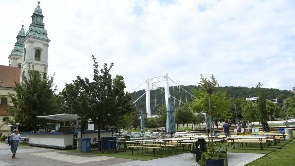 Budapest, 2016. augusztus 2.
A fõvárosi Március 15. tér 2016. augusztus 2-án. Ezen a napon Vaszily Miklós, a Médiaszolgáltatás-támogató és Vagyonkezelõ Alap (MTVA) megbízott vezérigazgatója a Kiosk Budapest étteremben sajtótájékoztatón jelentette be, hog