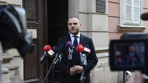 Budapest, 2017. január 26.
Csepreghy Nándor, a Miniszterelnökség parlamenti államtitkára sajtótájékoztatót tart a Fõpolgármesteri Hivatal elõtt, miután átadta az Európai Csalás Elleni Hivatal (OLAF) jelentését a 4-es metró beruházásáról Tarlós István fõp