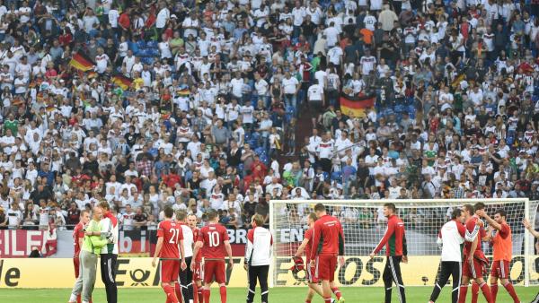 Hamburg, 2016. június 4.
A magyar válogatott tagjai a Németország - Magyarország barátságos labdarúgó-mérkõzés után Gelsenkirchenben 2016. június 4-én. A világbajnok német csapat 2-0-ra gyõzött.
MTI Fotó: Illyés Tibor