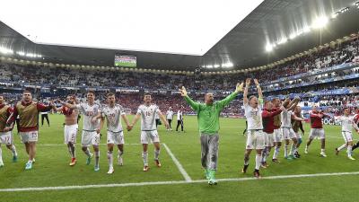 Bordeaux, 2016. június 14.
A magyar válogatott tagjai ünnepelnek, miután 2-0-ra legyõzték Ausztria csapatát a franciaországi labdarúgó Európa-bajnokság F csoportja elsõ fordulójában játszott mérkõzésen a Bordeaux-i Stadionban 2016. június 14-én.
MTI Fot