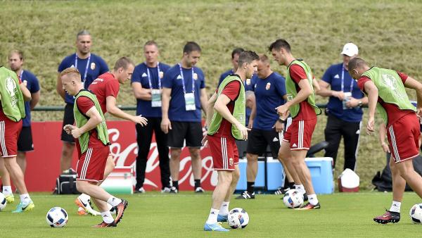 Lyon, 2016. június 21.
Gera Zoltán (k) és Kleinheisler László (b2) a franciaországi labdarúgó Európa-bajnokságon szereplõ magyar válogatott edzésén Lyonban 2016. június 21-én, az F csoport harmadik fordulójában Portugália ellen játszott mérkõzés elõtti n