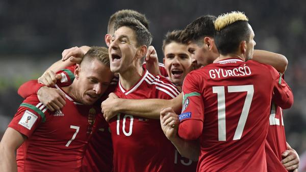 Budapest, 2016. november 13.
A gólszerzõ Gera Zoltánt (k) ünneplik csapattársai a Magyarország - Andorra labdarúgó világbajnoki selejtezõmérkõzésen a Groupama Arénában 2016. november 13-án. Balról Dzsudzsák Balázs.
MTI Fotó: Illyés Tibor