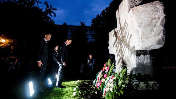 Budapest, 2016. augusztus 22.
Szentgyörgyvölgyi Péter V. kerületi polgármester (b) és Rétvári Bence, az Emberi Erõforrások Minisztériumának (Emmi) parlamenti államtitkára (j) virágot helyez el a totalitárius diktatúrák áldozatai európai emléknapjának elõ