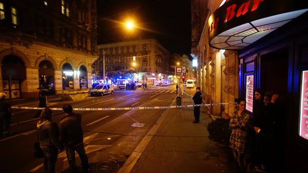 Budapest, 2016. szeptember 25.
Rendõri kordon 2016. szeptember 25-én a fõvárosi Király utca és a Teréz körút keresztezõdéséhez közel, ahol ismeretlen eredetû robbanás történt 24-én késõ este az egyik földszinti üzlethelyiségben. Az elsõdleges információk