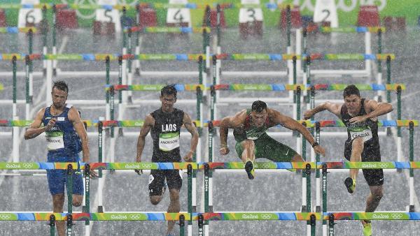 Rio de Janeiro, 2016. augusztus 16. 
Baji Balázs (j2) a Rio de Janeiró-i nyári olimpiai férfi 110 méteres gátfutásának elõfutamában az Olimpiai Stadionban 2016. augusztus 15-én. Baji Balázs elõfutamában a második helyen ért célba és bejutott az elõdöntõb