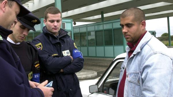 Beregsurány, 2004. szeptember 28.
Amagyar-ukrán határon a beregsurányi átkelõhelyen egy magyar határõr, a spanyol Dilov Vincente Guillermo és a szlovén Zorko Joze útlevélellenõrzésen. A magyar és az osztrák határõrség kezdeményezésére az Európai Unió Szá