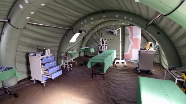 Budapest, 2016. szeptember 30.
Vizsgálósátor a mobil orvosi segélyhelyen az egészségügyi válsághelyzetek esetén telepítendõ életmentõ szakorvosi ellátásra alkalmas egészségügyi komplexum bemutatásán az Egészségügyi Készletgazdálkodási Intézet XVIII. kerü