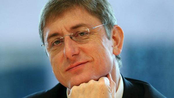 epa000484456 Hungarian Prime Minister Gyurcsany Ferenc during a press conference at a business networking session organised by the Singapore Business Federation on Tuesday 19 July 2005. The Hungarian Prime Minister is in the city state for a two-day offic