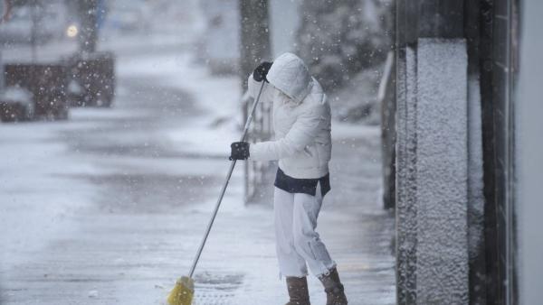 Salgótarján, 2017. január 4.
Egy nõ takarítja a járdát a havazásban Salgótarjánban 2017. január 4-én.
MTI Fotó: Komka Péter