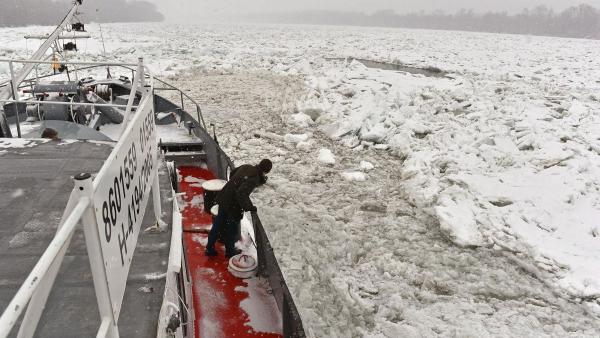 Dálya, 2017. január 17.
Jégtáblák között halad a magyar Jégtörõ XI. hajó a Dunán a horvátországi Dálya térségében 2017. január 17-én. Óriási károkat okoztak a Dunán úszó jégtáblák a Duna horvát-szerb szakaszán, ezért a jégdugók feltörésére Magyarország ké