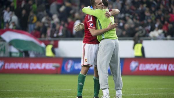 Budapest, 2015. március 29.
Juhász Roland (b) és Király Gábor kapus a labdarúgó Európa-bajnokság selejtezõjének F csoportjában vívott Magyarország - Görögország találkozó végén a fõvárosi Groupama Arénában 2015. március 29-én. A mérkõzés gól nélküli dönt