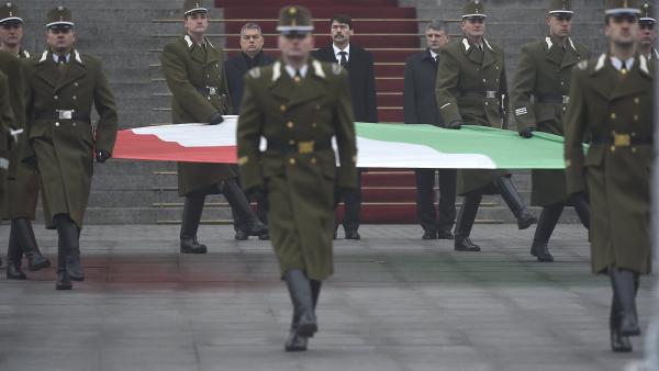 Budapest, 2017. január 23.
Áder János köztársasági elnök (k), Kövér László, az Országgyűlés elnöke (j) és Orbán Viktor miniszterelnök (b) az Országház előtti Kossuth Lajos téren, ahol katonai tiszteletadással felvonják, majd félárbócra eresztik a nemzeti 