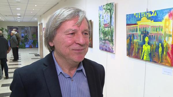 Lonovics László egy kiállításon