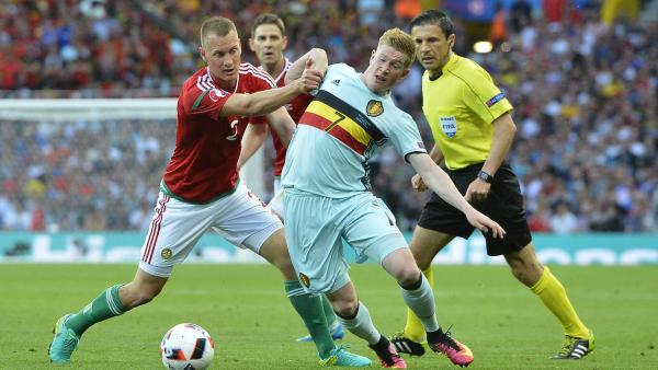 Toulouse, 2016. június 26.
Lang Ádám (b) és a belga Kevin De Bruyne a franciaországi labdarúgó Európa-bajnokság nyolcaddöntõjének Magyarország - Belgium mérkõzésén a toulouse-i Municipal Stadionban 2016. június 26-án.
MTI Fotó: Illyés Tibor