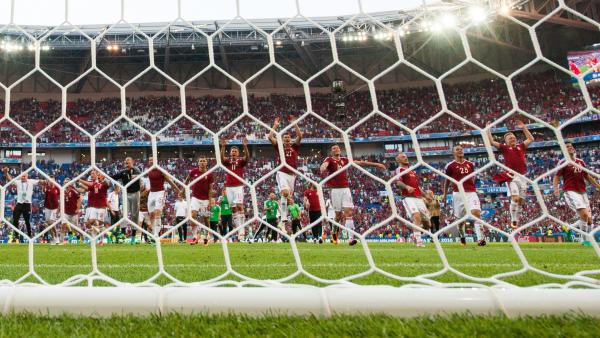 Lyon, 2016. június 22.
A magyar válogatott örül a franciaországi labdarúgó Európa-bajnokság F csoportja harmadik fordulójában játszott Magyarország - Portugália mérkõzés végén, a lyoni stadionban 2016. június 22-én. A találkozó 3-3-as döntetlennel ért vé