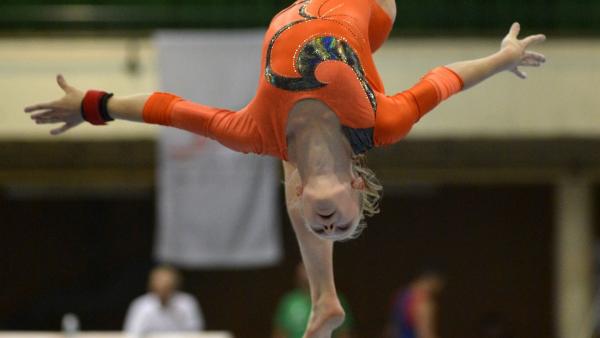 Budapest, 2014. augusztus 29.
A késõbbi gyõztes Makra Noémi a felnõtt nõi országos tornabajnokság egyéni összetett gerenda versenyszámában Budapesten, a Körcsarnokban 2014. augusztus 29-én.
MTI Fotó: Illyés Tibor