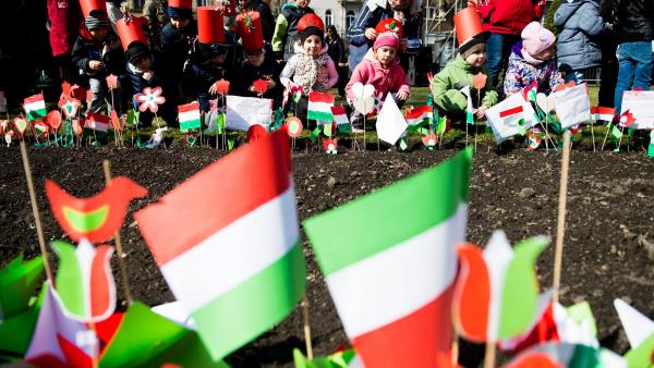 Budapest, 2017. március 14.A március 15-i ünnepi mûsor fõpróbájának résztvevõi a Magyar Nemzeti Múzeum elõtt 2017. március 14-én.MTI Fotó: Balogh Zoltán