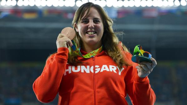 Rio de Janeiro, 2016. augusztus 14.
A bronzérmes Márton Anita a riói nyári olimpia nõi súlylökés versenyszámának eredményhirdetésén a Rio de Janeiró-i Olimpiai Stadionban 2016. augusztus 13-án.
MTI Fotó: Czeglédi Zsolt