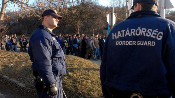 Komló, 2009. február 28.
Határőrök biztosítják a romák békemenetét Komló belvárosában. A helyi cigány kisebbségi önkormányzat a romákat ért támadások miatt békés menetet és gyertyagyújtást szervezett. Ugyanebben az időben a kommunizmus áldozataira emlékez