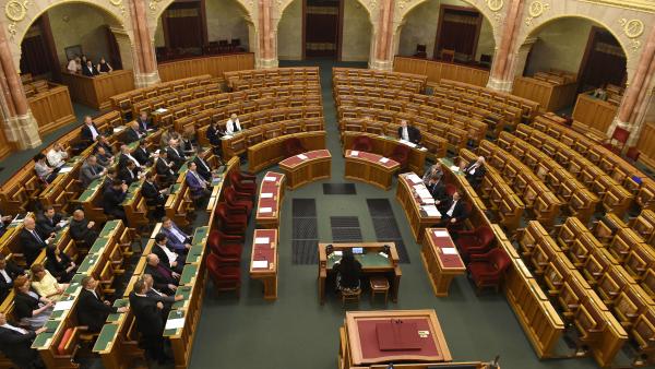 Budapest, 2016. augusztus 22.
Képviselõk az Országgyûlés rendkívüli plenáris ülésén 2016. augusztus 22-én. A választási eljárási törvény kiterjesztését célzó módosítás kapcsán a rendkívüli ülést a Jobbik kezdeményezte az MSZP és az LMP támogatásával, ame