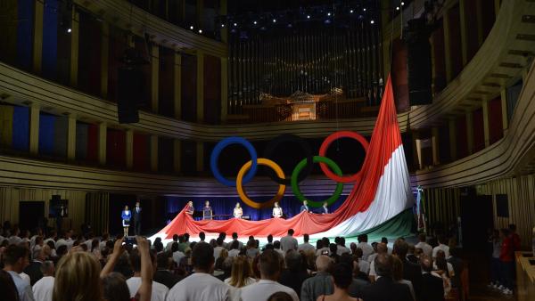 Budapest, 2016. július 7.
Hatalmas nemzetiszínû zászlót feszítenek ki a riói nyári olimpián résztvevõ magyar sportolók ünnepélyes fogadalomtételén a Mûvészetek Palotájában 2016. július 7-én.
MTI Fotó: Máthé Zoltán