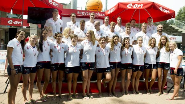 Budapest, 2016. július 25.
A nõi és a férfi vízilabda-válogatott tagjai az ajándékba kapott olimpiai amulettjeikkel Budapesten, a Hajós Alfréd Sportuszodában 2016. július 25-én. Mindkét válogatott július 30-án indul Brazíliába, a riói olimpiára.
MTI Fot