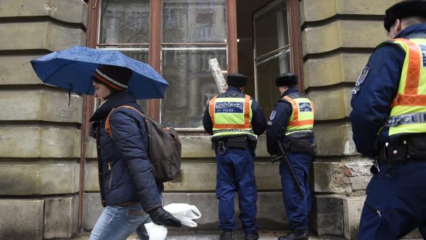 Budapest, 2017. február 1.
Rendõrök a lakókat tájékoztatják egy nappal Vlagyimir Putyin orosz elnök látogatása elõtt Budapesten, az V. kerületi Alkotmány utcában 2017. február 1-jén.
MTI Fotó: Kovács Tamás