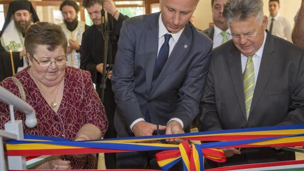 Battonya, 2016. augusztus 31.
Olteanu Júlia intézményvezetõ, Soltész Miklós egyházi, nemzetiségi és civil társadalmi kapcsolatokért felelõs államtitkár és Kreszta Traján román nemzetiségi szószóló (b-j) a nemzetiszínû szalagok átvágásával átadják az új t