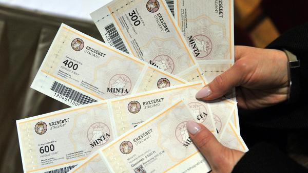 Budapest, 2012. január 20.
Erzsébet-utalványok a Magyar Nemzeti Üdülési Alapítvány Adni jó! Árpádházi Szent Erzsébet gyermekrajz-pályázatának díjátadó ünnepségén, az Országházban. Az elsõ helyezett rajz rákerül az utalványt tartalmazó borítékokra.
MTI F