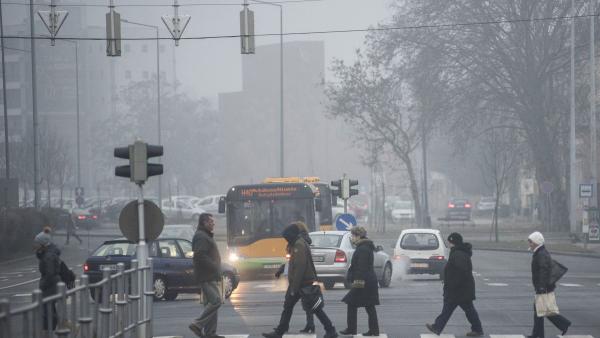 Nyíregyháza, 2017. január 2.
Gyalogosok Nyíregyházán, a Vay Ádám korúton 2017. január 2-án. A városban délelõtt lépett életbe a füstködriadó tájékoztatási fokozata, mert tovább romlott a levegõ minõsége és a szálló por koncentrációja átlépte a tájékoztat